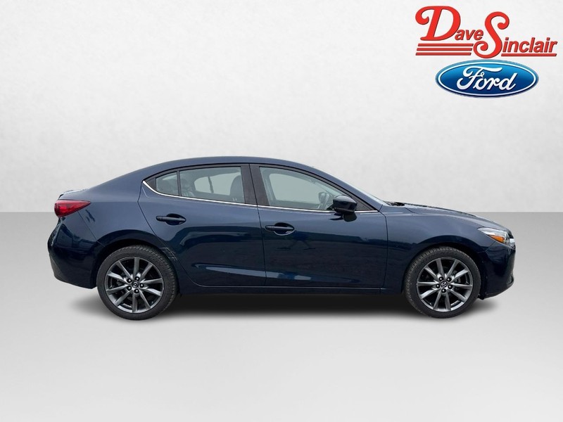Mazda MAZDA3 4-Door Vehicle Image 05