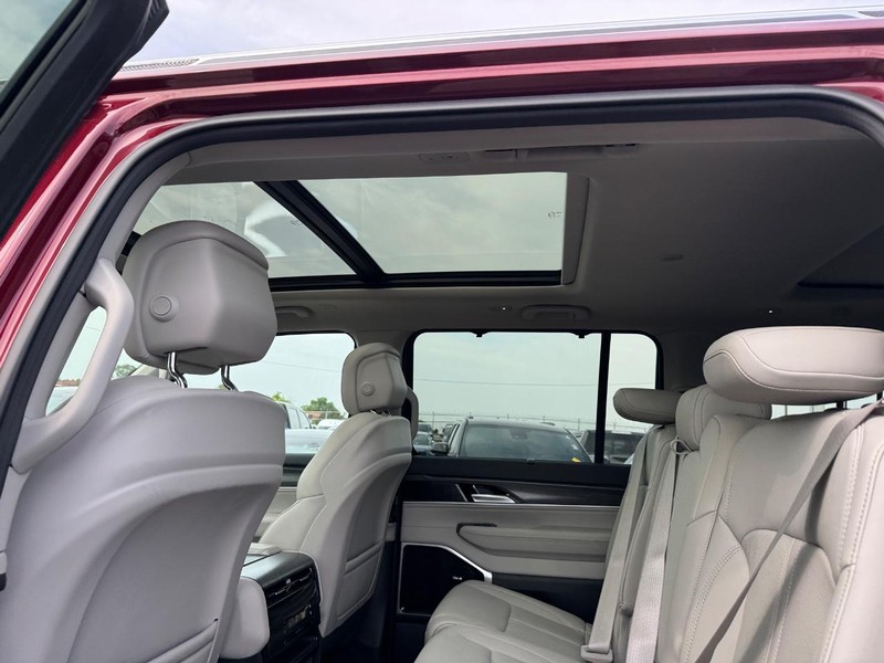 Jeep Wagoneer Vehicle Image 13