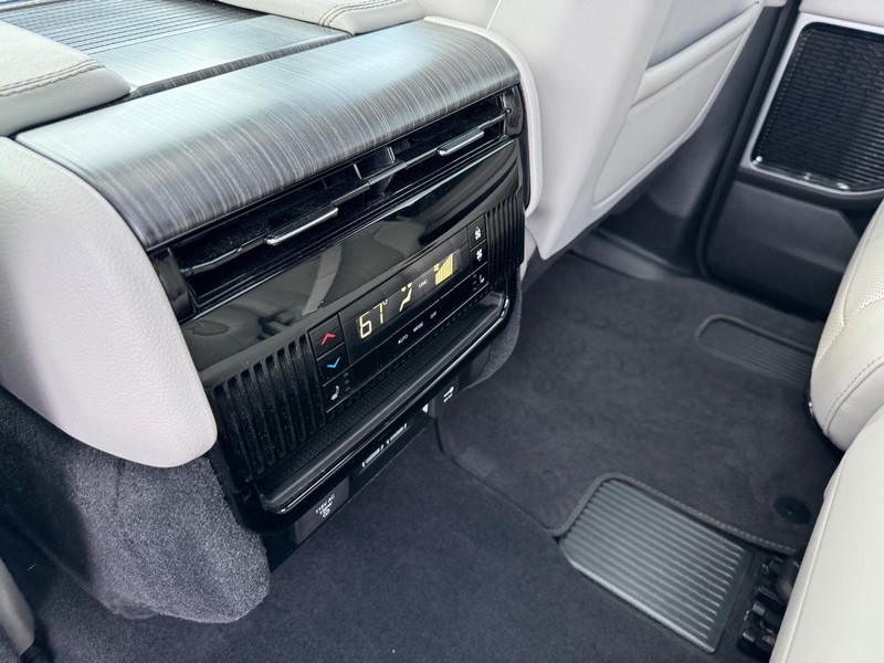 Jeep Wagoneer Vehicle Image 14