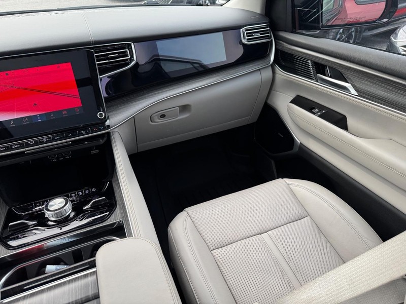 Jeep Wagoneer Vehicle Image 19