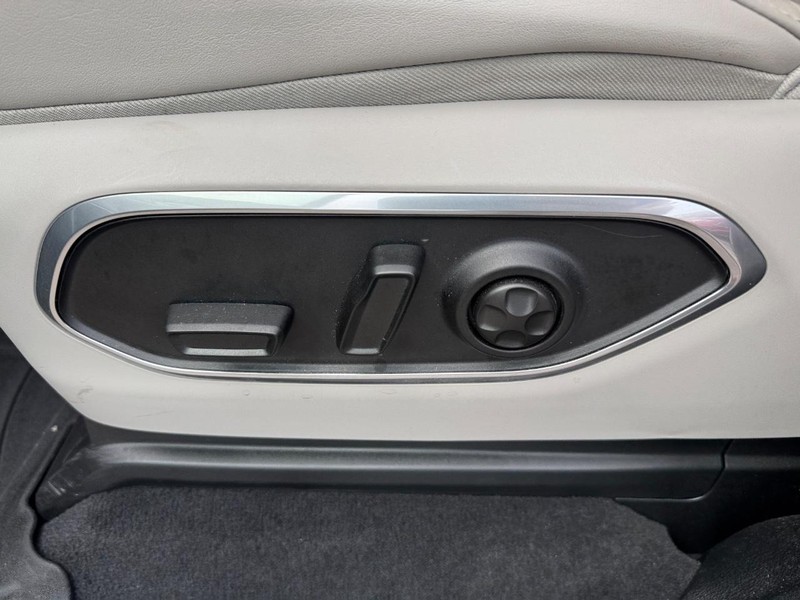 Jeep Wagoneer Vehicle Image 20