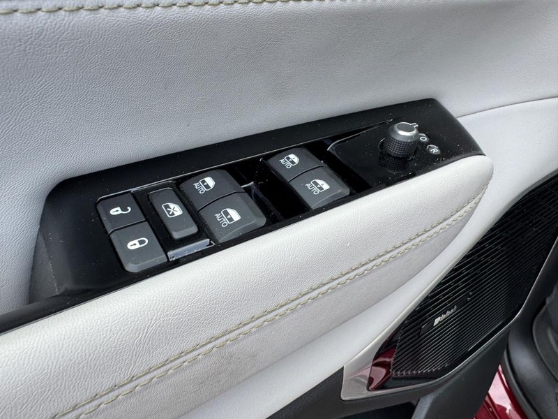 Jeep Wagoneer Vehicle Image 21