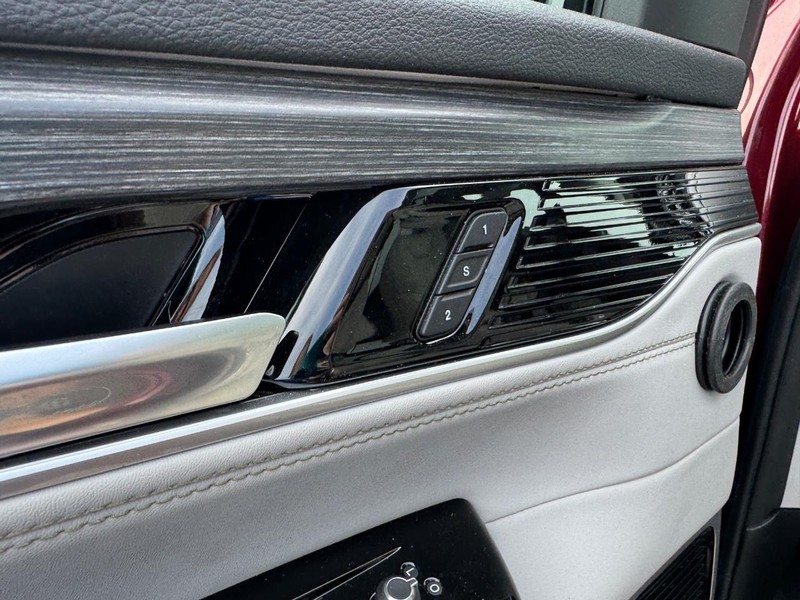 Jeep Wagoneer Vehicle Image 22