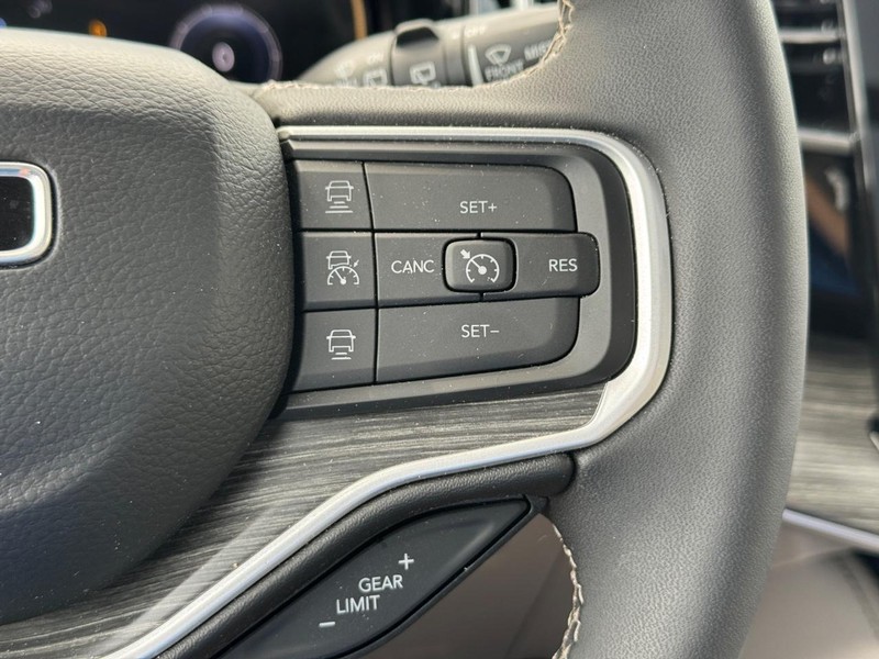 Jeep Wagoneer Vehicle Image 25