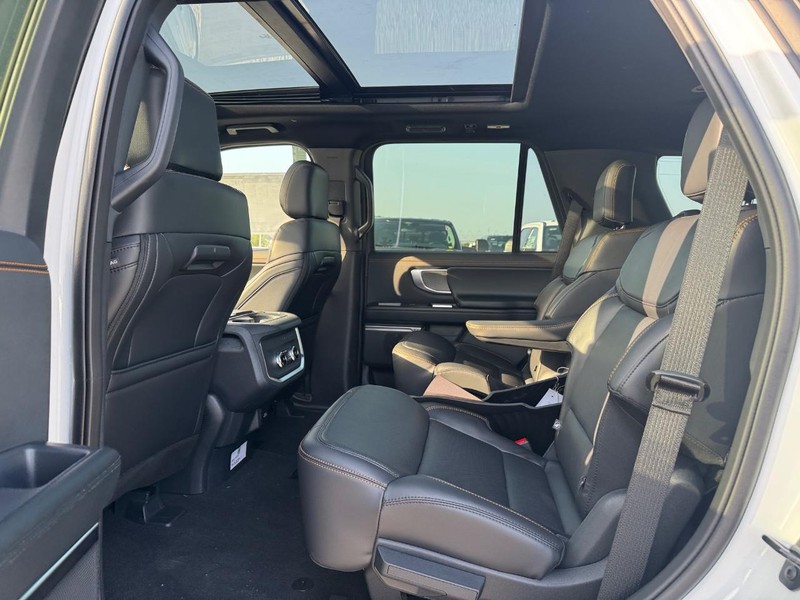 Ford Expedition Vehicle Image 12