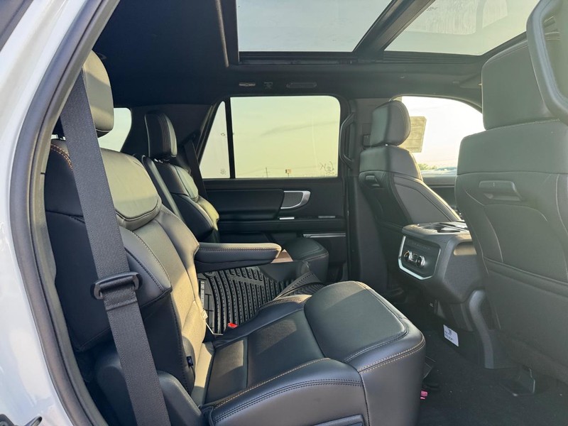 Ford Expedition Vehicle Image 16