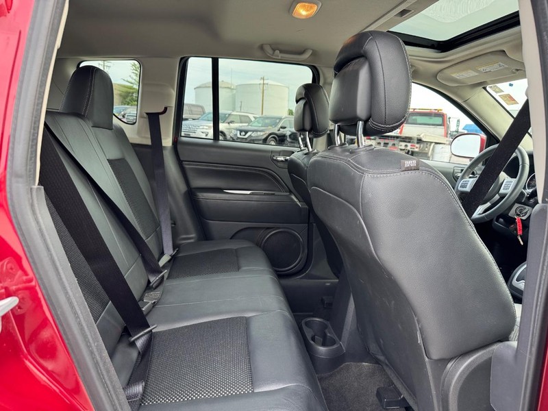 Jeep Compass Vehicle Image 14