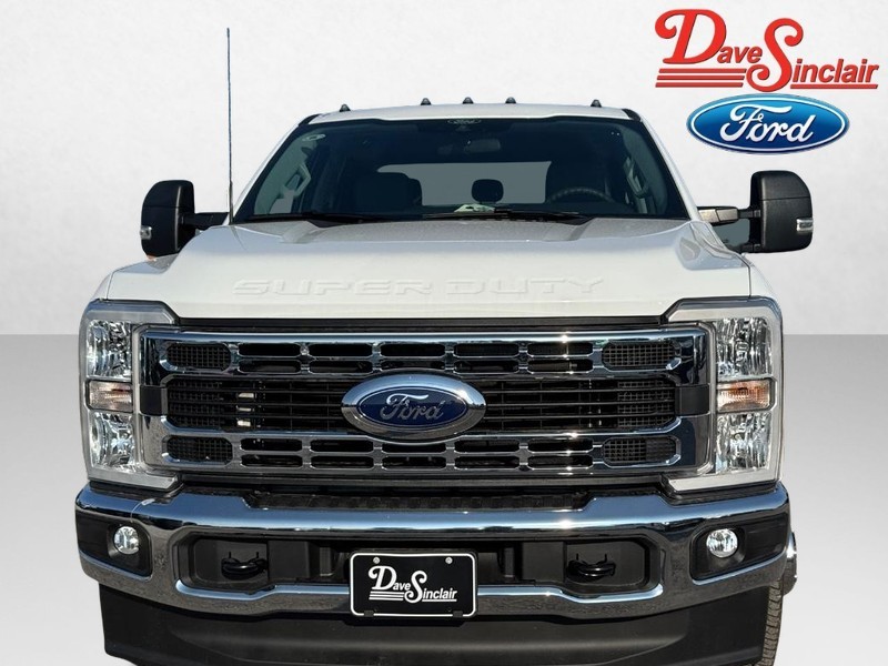 Ford Super Duty F-350 DRW Vehicle Image 02