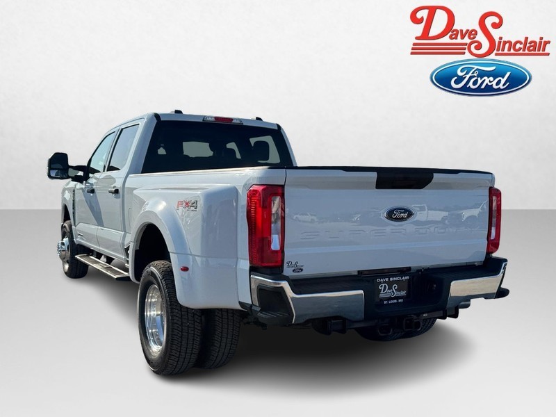 Ford Super Duty F-350 DRW Vehicle Image 09