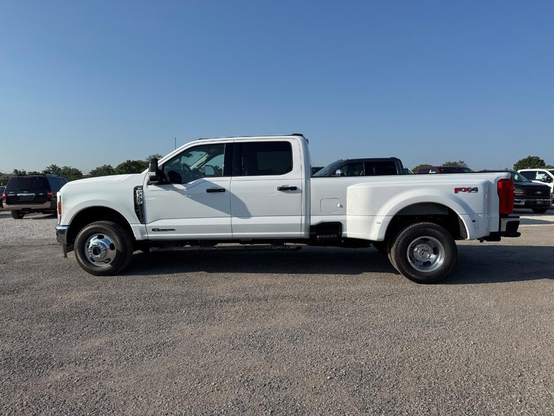 Ford Super Duty F-350 DRW Vehicle Image 11