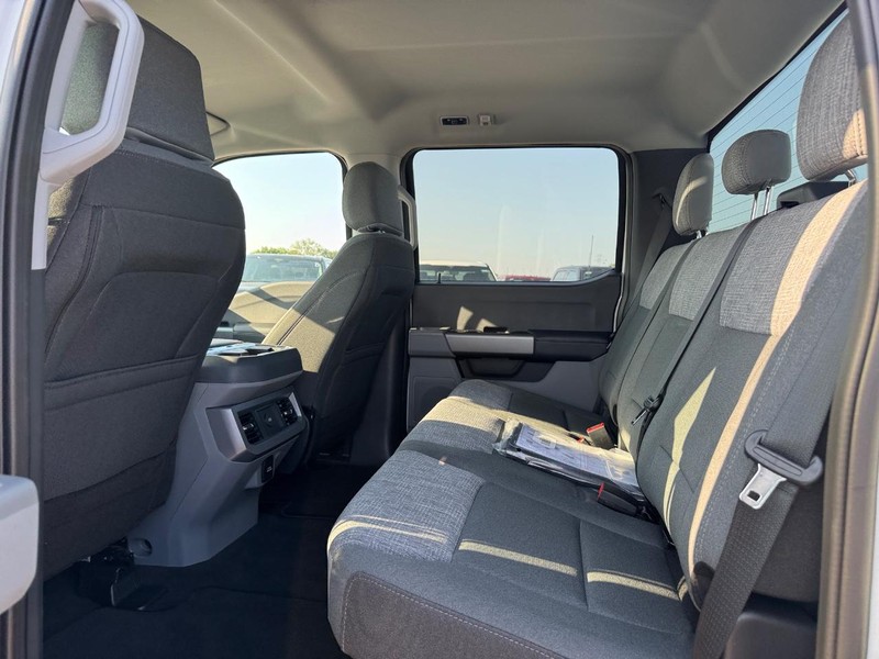 Ford Super Duty F-350 DRW Vehicle Image 12
