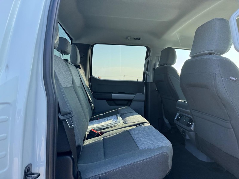 Ford Super Duty F-350 DRW Vehicle Image 13