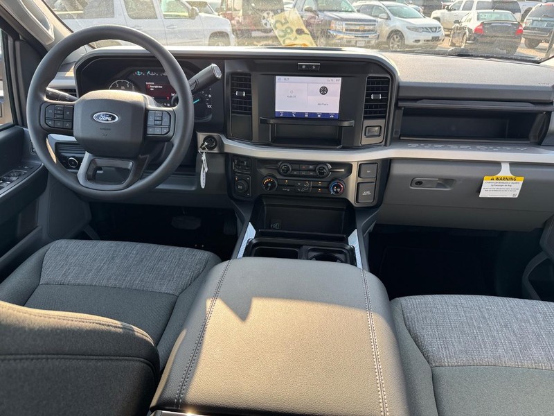 Ford Super Duty F-350 DRW Vehicle Image 14