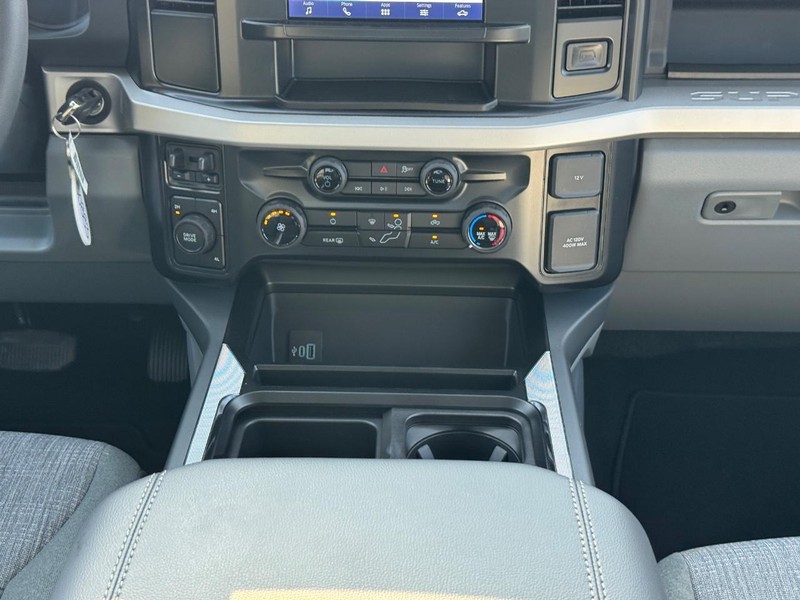 Ford Super Duty F-350 DRW Vehicle Image 17