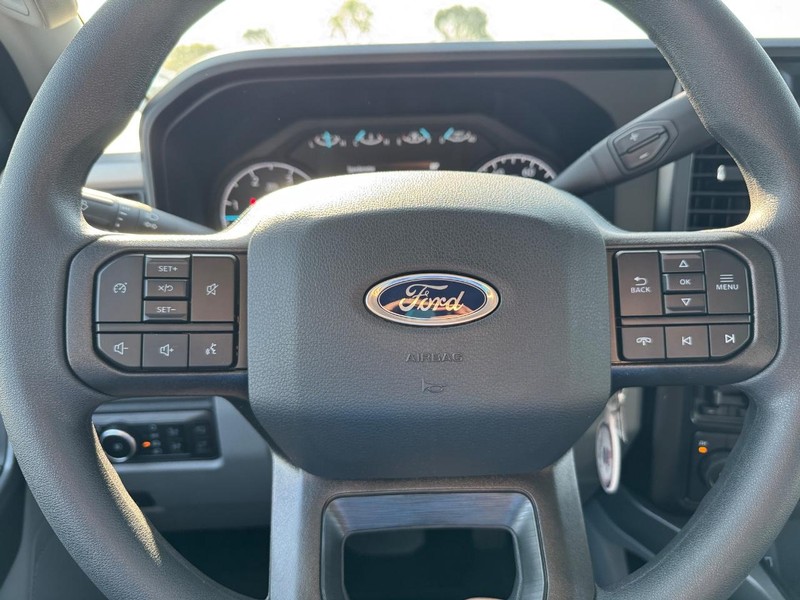 Ford Super Duty F-350 DRW Vehicle Image 20