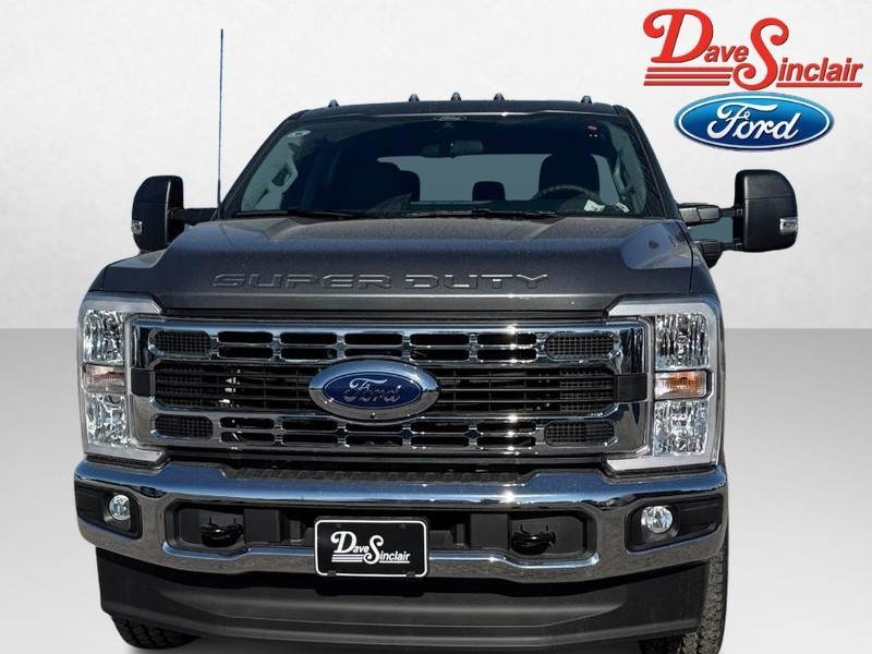 Ford Super Duty F-350 SRW Vehicle Image 02