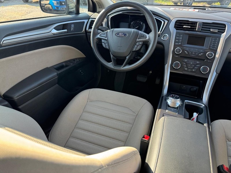 Ford Fusion Hybrid Vehicle Image 14