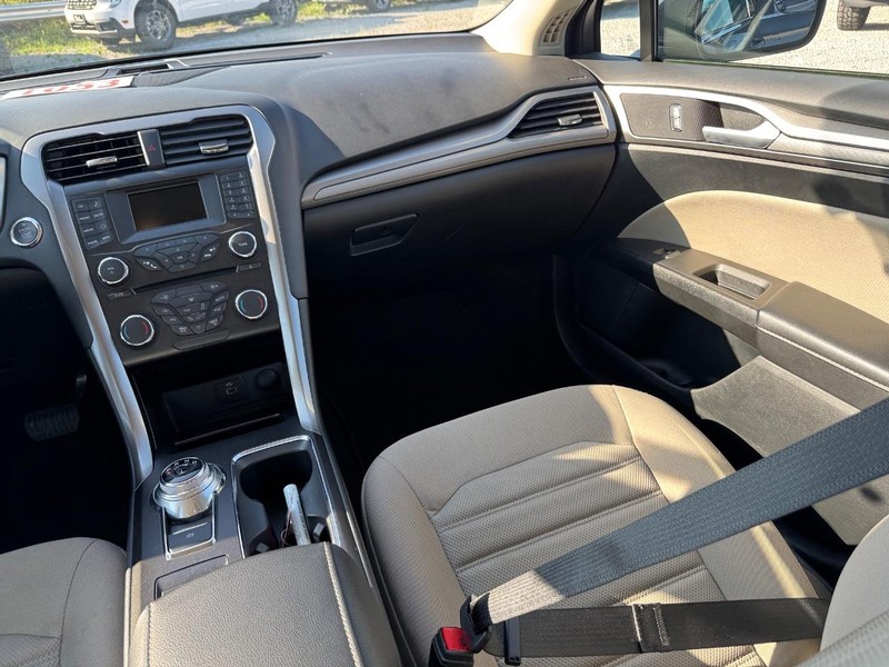 Ford Fusion Hybrid Vehicle Image 16