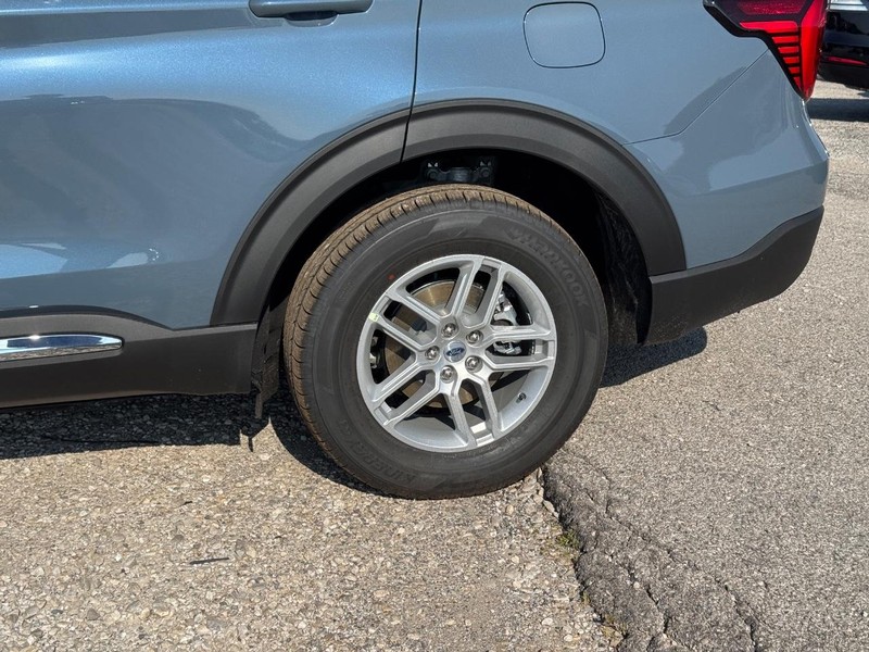 Ford Explorer Vehicle Image 11