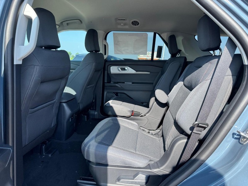 Ford Explorer Vehicle Image 12
