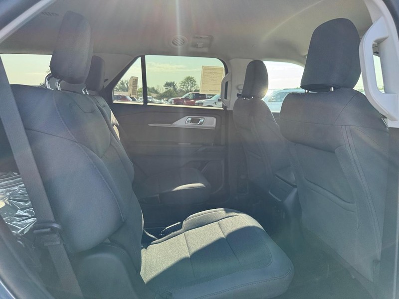 Ford Explorer Vehicle Image 13
