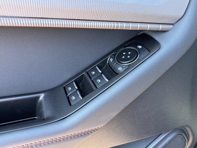 Ford Explorer Vehicle Image 19