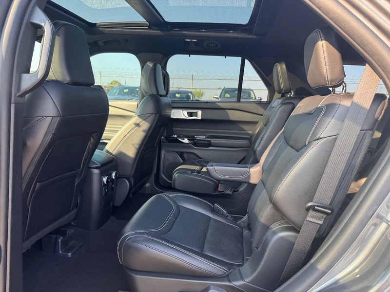 Ford Explorer Vehicle Image 12