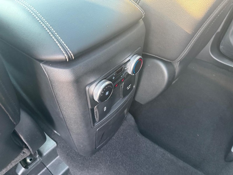 Ford Explorer Vehicle Image 14