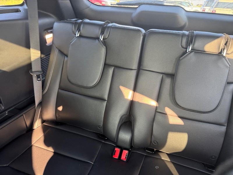 Ford Explorer Vehicle Image 15