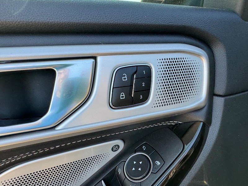 Ford Explorer Vehicle Image 22