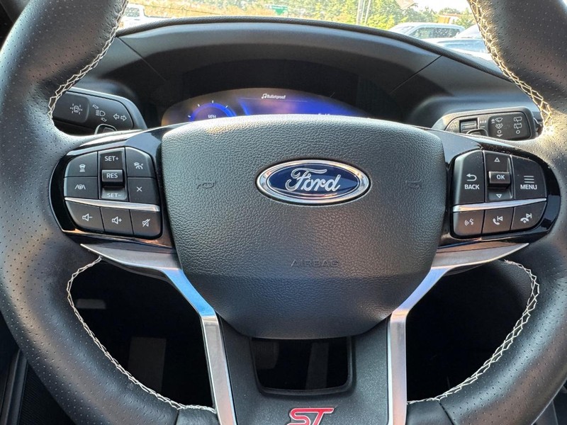 Ford Explorer Vehicle Image 23
