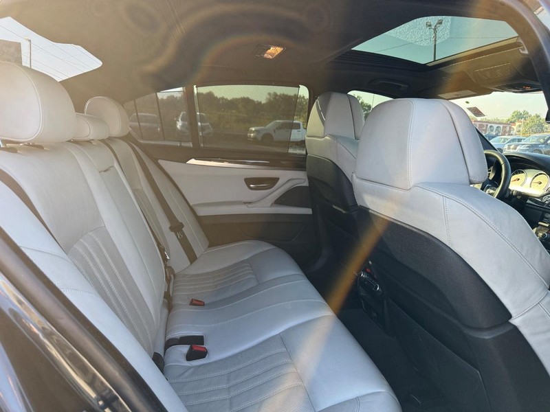 BMW M5 Vehicle Image 14