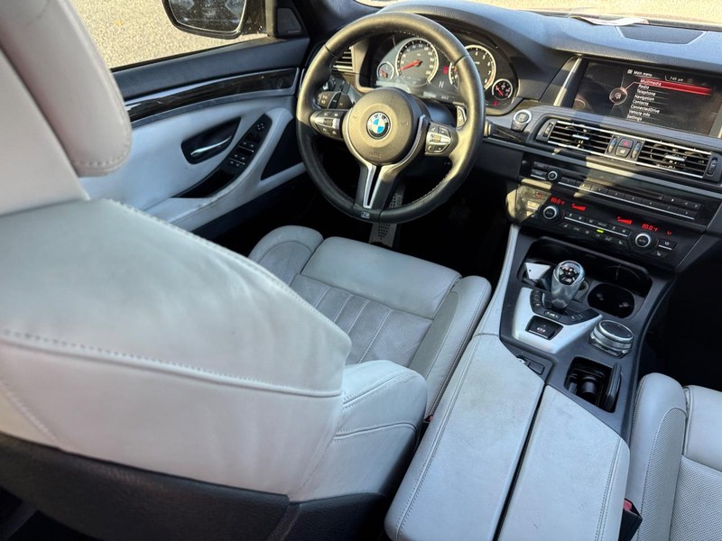 BMW M5 Vehicle Image 15