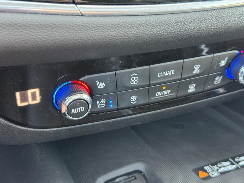 Buick Enclave Vehicle Image 24