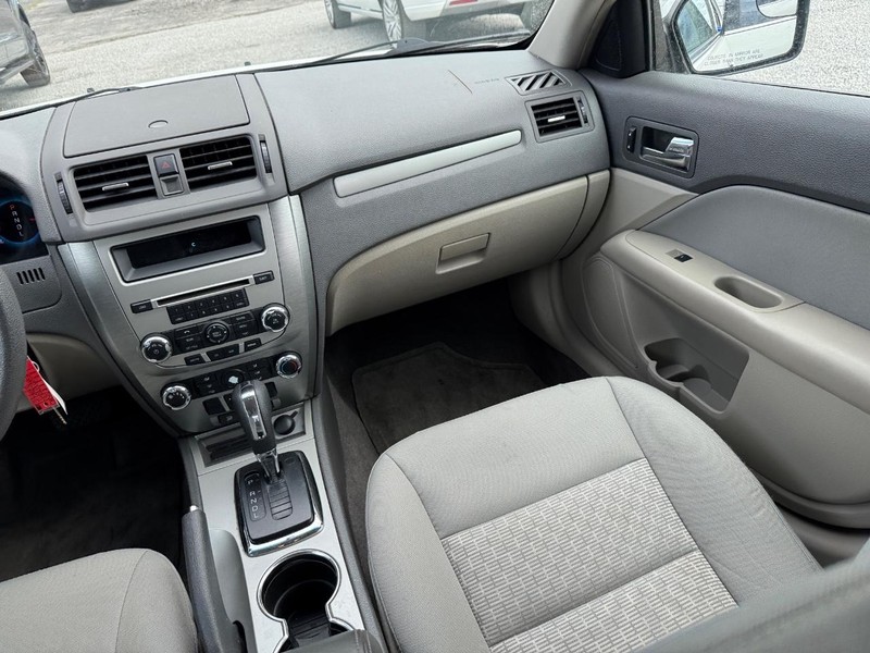 Ford Fusion Vehicle Image 16