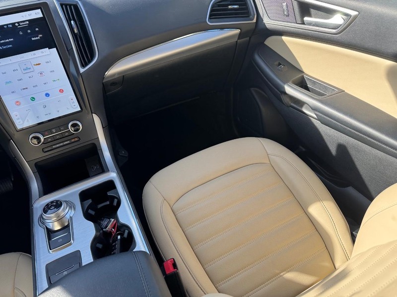 Ford Edge Vehicle Image 16