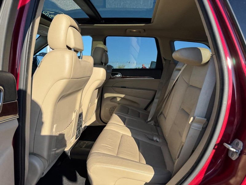 Jeep Grand Cherokee Vehicle Image 12