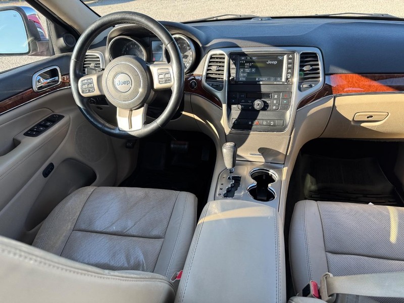 Jeep Grand Cherokee Vehicle Image 16