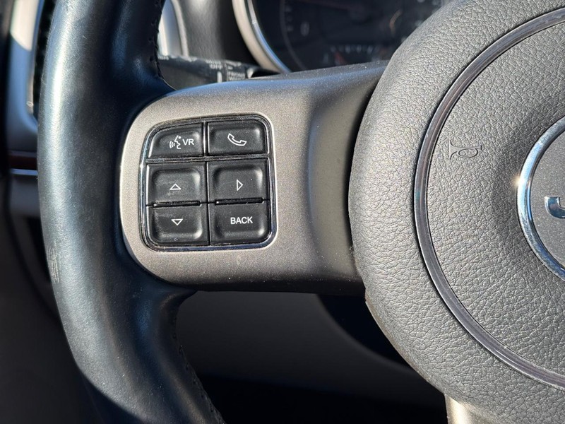 Jeep Grand Cherokee Vehicle Image 22