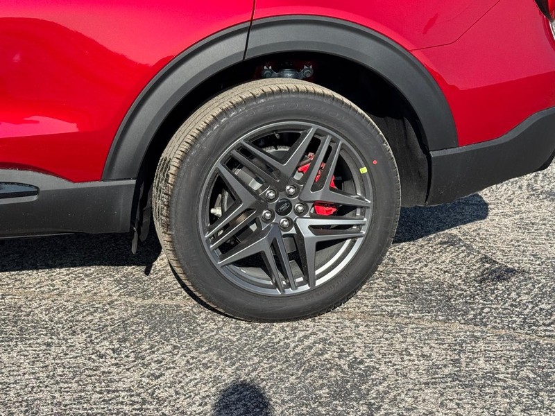 Ford Explorer Vehicle Full-screen Gallery Image 11