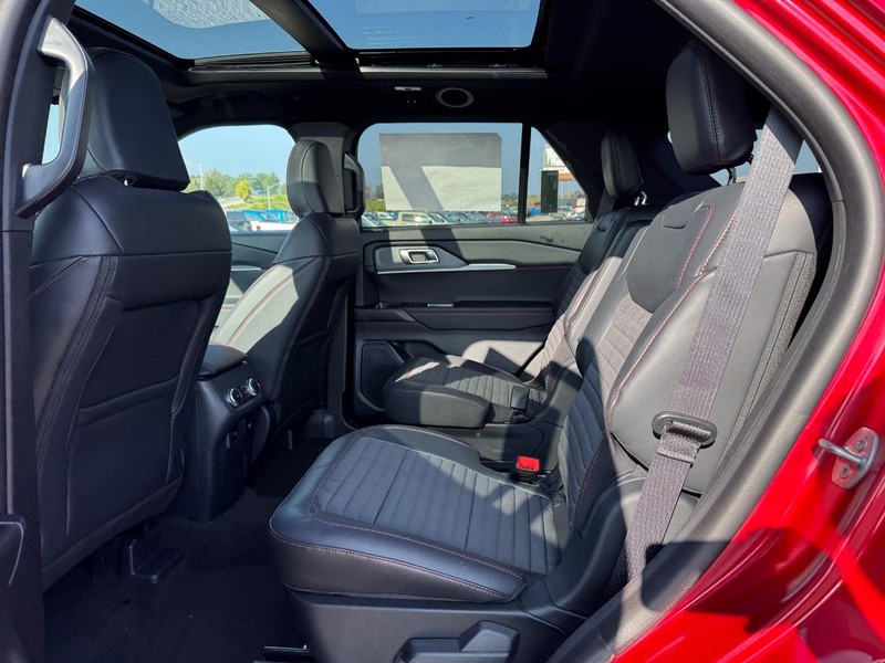 Ford Explorer Vehicle Full-screen Gallery Image 12