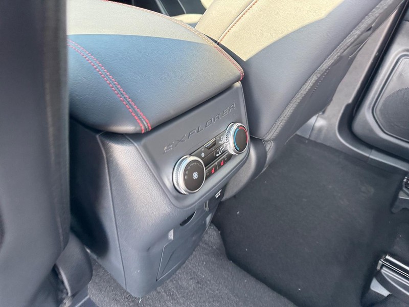 Ford Explorer Vehicle Full-screen Gallery Image 14