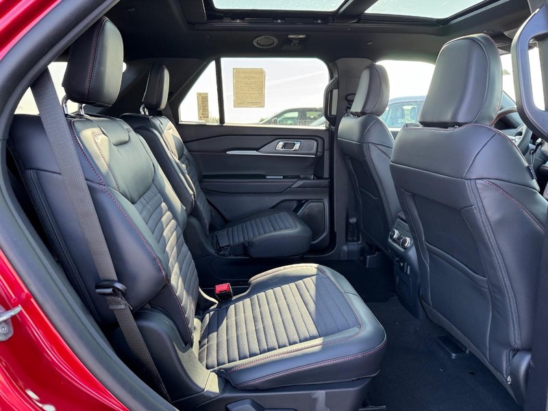 Ford Explorer Vehicle Full-screen Gallery Image 16