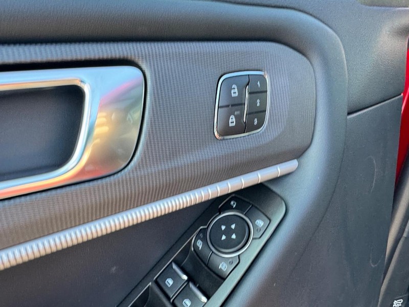 Ford Explorer Vehicle Full-screen Gallery Image 23