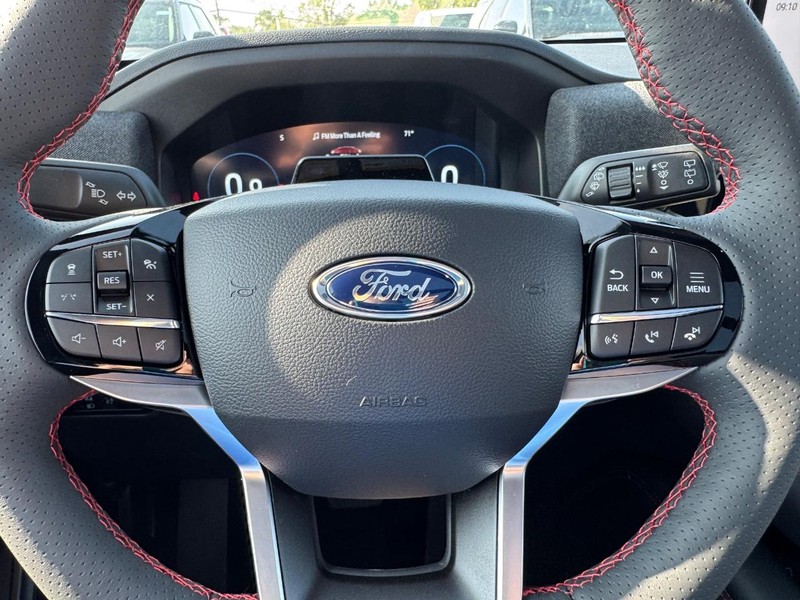 Ford Explorer Vehicle Full-screen Gallery Image 24