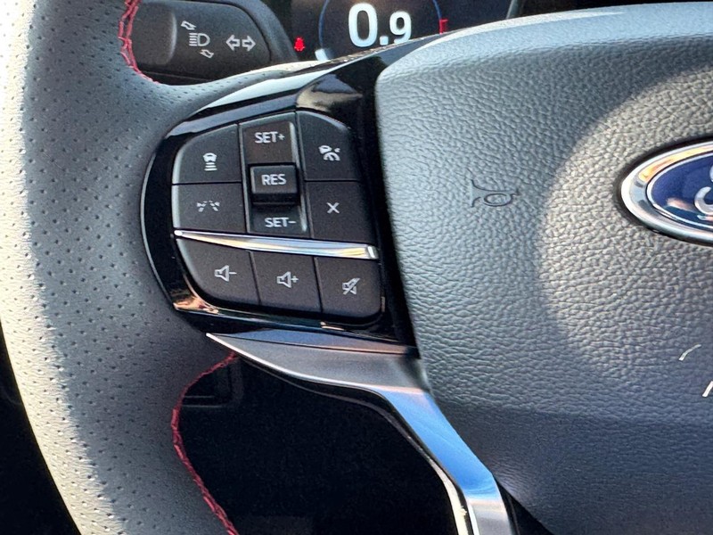 Ford Explorer Vehicle Full-screen Gallery Image 25