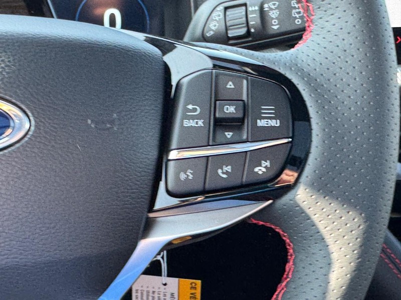 Ford Explorer Vehicle Full-screen Gallery Image 26