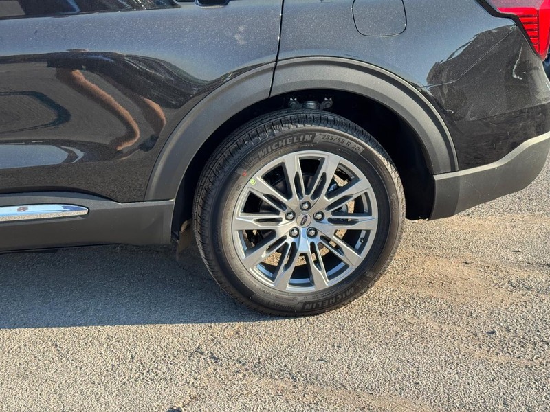 Ford Explorer Vehicle Full-screen Gallery Image 11