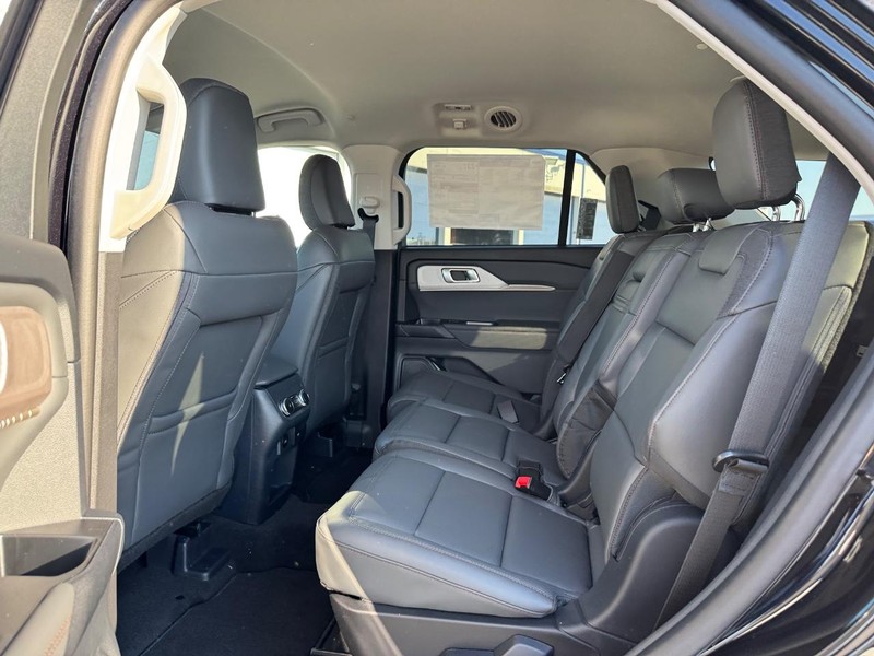 Ford Explorer Vehicle Full-screen Gallery Image 12