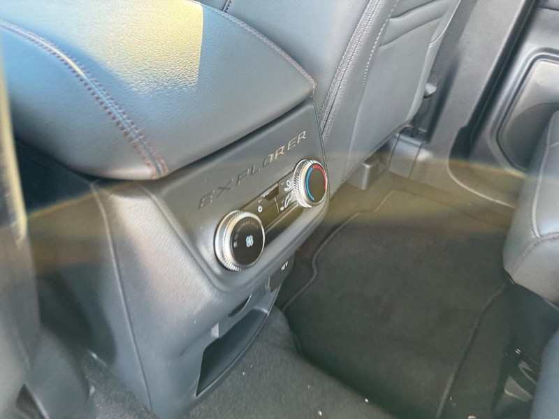 Ford Explorer Vehicle Full-screen Gallery Image 13
